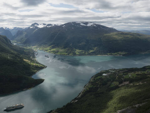 Blick auf idyllische grüne Klippen und Fjord, Olden, Norwegen, lizenzfreies Stockfoto