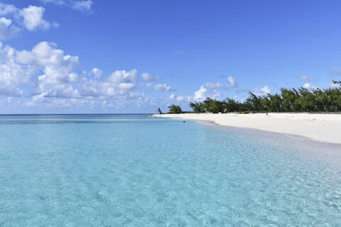 Idyllischer, ruhiger blauer Ozean und sonniger Strand, Grand Turk Island, Turks- und Caicosinseln, lizenzfreies Stockfoto