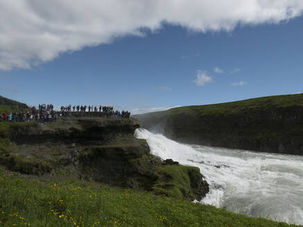 Touristen mit Blick auf einen sonnigen, malerischen Wasserfall, Gullfoss, Island - FSIF04051