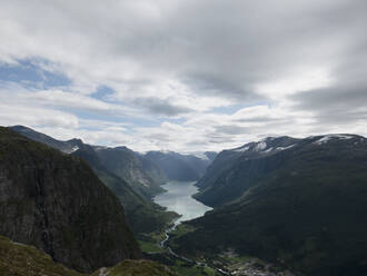 Majestätische Aussicht auf Berge und Fluss, Olden, Norwegen - FSIF04052