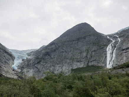 Aussicht auf den Jostedalsbreen-Gletscher und den Wasserfall, Jostedalsbreen-Nationalpark, Norwegen - FSIF04063