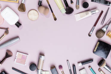 Blick von oben Make-up und Beauty-Produkte auf rosa Hintergrund - knolling - FSIF04096