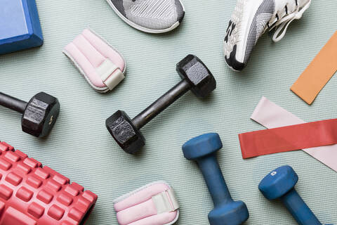 Blick von oben Hanteln und Trainingsgeräte - knolling, lizenzfreies Stockfoto