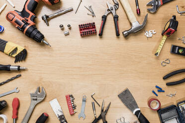 View from above tools arranged in circle on wooden surface - knolling - FSIF04125