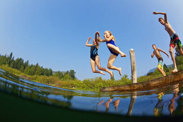Kinder springen in den sonnigen Sommersee - FSIF04158