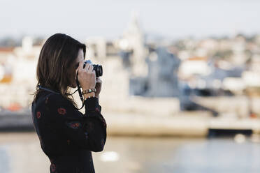 Touristin mit Kamera, Cascais, Lissabon, Portugal - FSIF04171