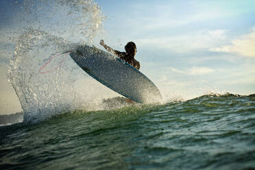 Surfer fängt Luft hinter der Welle auf dem Meer, Sayulita, Nayarit, Mexiko - FSIF04178