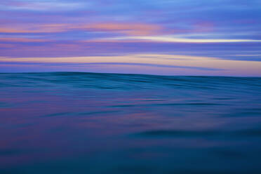 Ruhiger blauer und rosa Ozean und Himmel bei Sonnenaufgang, Sayulita, Nayarit, Mexiko - FSIF04187