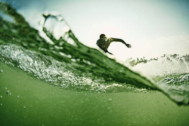 Männlicher Surfer macht Cutback von hinten Ozean Welle - FSIF04188