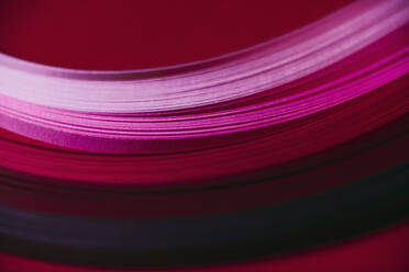 Abstraktes rosa und rotes Papierwellenmuster - FSIF04220