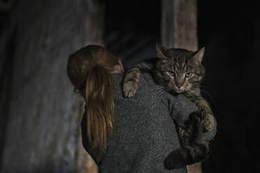 Mädchen hält Katze über der Schulter - FSIF04232