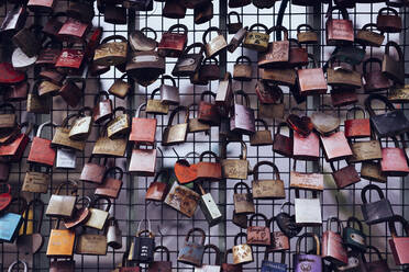 Love lock padlocks on fence, Reeperbahn, Hamburg, Germany - FSIF04250