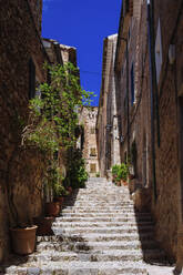 Sonnige Steinstufen zwischen Gebäuden, Fornalutx, Mallorca, Balearen, Spanien - FSIF04256