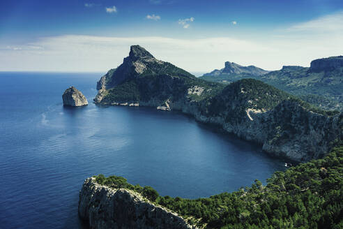 Sonnige Aussicht auf das Meer und die Klippen, Cap de Formentor, Mallorca, Balearen, Spanien - FSIF04257