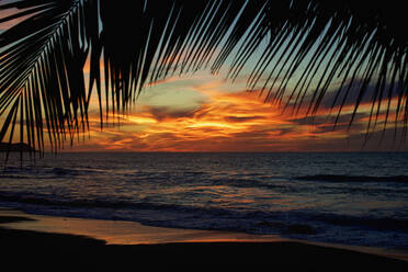 Idyllischer, malerischer Sonnenuntergang über dem ruhigen Meer, Sayulita, Nayarit, Mexiko - FSIF04274