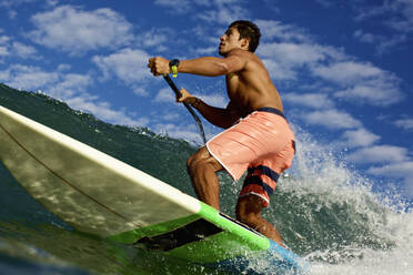 Fit junger Mann Paddleboarding Ozean Welle - FSIF04275