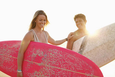 Glückliches junges Paar mit Surfbrettern - FSIF04279