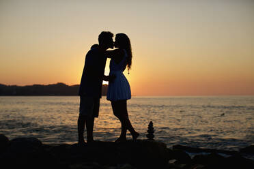 Couple Kissing on Shore · Free Stock Photo