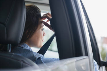 Frau lächelnd im Auto - BLEF10167