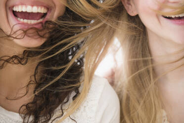 Close up of women's hair blowing in wind - BLEF10177