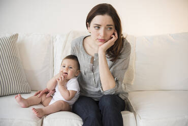 Mutter mit Neugeborenem leidet unter postpartaler Depression - BLEF10187