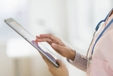 Spanische Krankenschwester benutzt digitales Tablet im Krankenhaus - BLEF10206