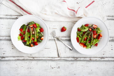 Direkt über Blick auf frischen Salat in Schalen mit Gabeln und Serviette Holztisch - LVF08177