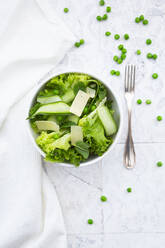 Direkt über der Ansicht von frischem Salat in Schalen mit Serviette und Gabeln - LVF08188