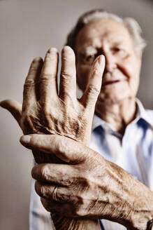 Hände eines älteren Mannes, Nahaufnahme - JATF01167