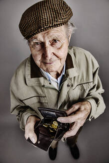 Porträt eines älteren Mannes, der sein Portemonnaie zeigt - JATF01172