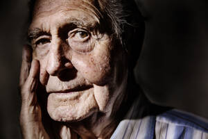 Porträt eines älteren Mannes mit Hand im Gesicht, Nahaufnahme - JATF01174