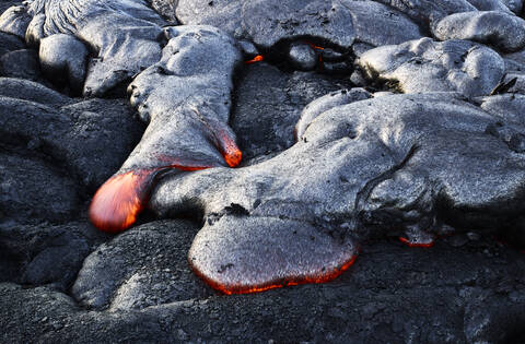 Blick von oben auf die aus dem Pu'u O'o' fließende Lava im Hawaii Volcanoes National Park, lizenzfreies Stockfoto