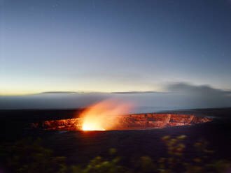 Glühender Halema'uma'u-Krater im Hawaii Volcanoes National Park gegen den Himmel in der Abenddämmerung - CVF01298