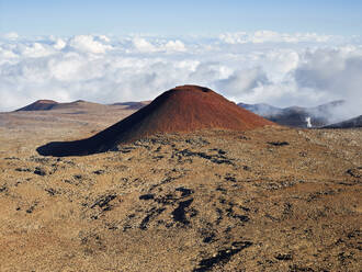 Idyllischer Blick auf den Vulkan Mauna Kea bei bewölktem Himmel - CVF01299