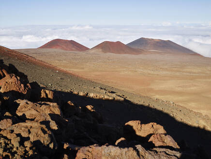 Blick auf den Vulkan Mauna Kea bei bewölktem Himmel - CVF01300