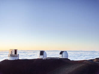 W. M. Keck-Observatorium bei Wolken gegen blauen Himmel bei Sonnenuntergang - CVF01302