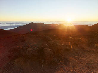 Blick auf die Vulkanlandschaft im Haleakala-Nationalpark gegen den Himmel bei Sonnenuntergang - CVF01304