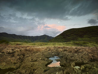 Blick auf den Ka'ena Point State Park in der Abenddämmerung - CVF01305