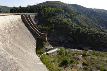 Wasserkraftwerk im Nationalpark Peneda-Geres an einem sonnigen Tag - FCF01748