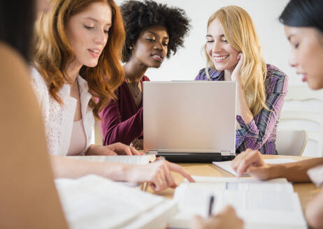 Geschäftsfrauen arbeiten in der Sitzung zusammen - BLEF10214