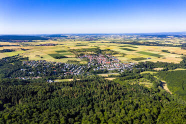 Luftaufnahme über Getreidefelder, Wiesen, Wälder und Dörfer, Wetterau, Deutschland - AMF07199