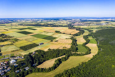 Luftaufnahme über Getreidefelder, Wiesen, Wälder und Dörfer, Wetterau, Deutschland - AMF07200