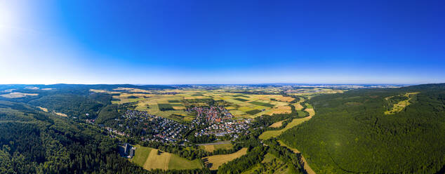 Luftaufnahme über Getreidefelder, Wiesen, Wälder und Dörfer, Wetterau, Deutschland - AMF07201