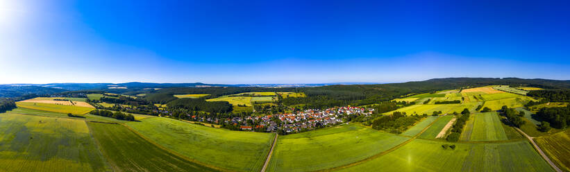 Luftaufnahme über Getreidefelder, Wiesen, Wälder und Dörfer, Wetterau, Deutschland - AMF07203