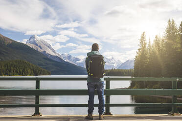 Tourist mit Rucksack genießt die Aussicht auf den Maligne Lake, Kanada - EPF00595