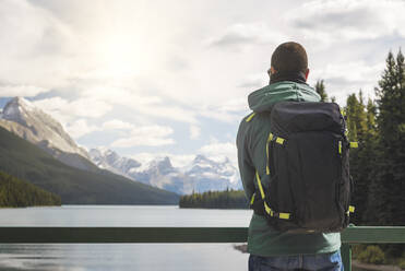 Tourist mit Rucksack genießt die Aussicht auf den Maligne Lake, Kanada - EPF00596