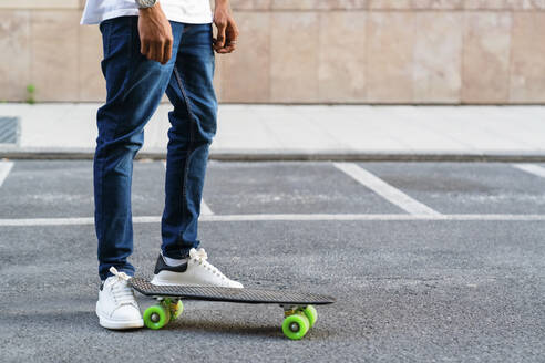 Beine eines jungen Mannes mit Skateboard - MGIF00574