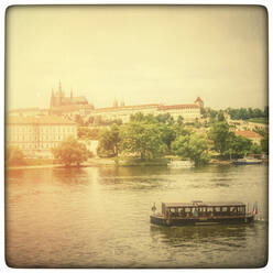 Tschechien, Prag, Blick auf die Burg mit Moldau - PUF01704