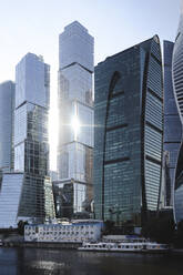 Stadtansicht bei Gegenlicht, Moskau, Russland - EYAF00309