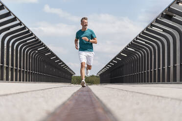 Sportlicher Mann beim Joggen - DIGF07491